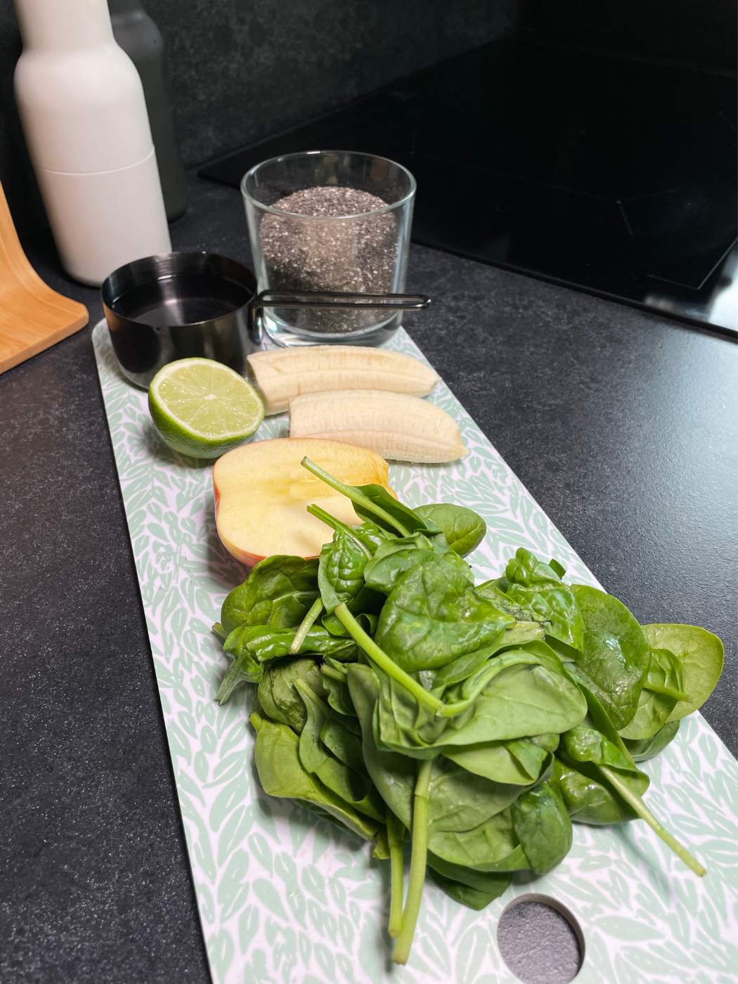 Simple Apple Spinach Green Smoothie ingredients