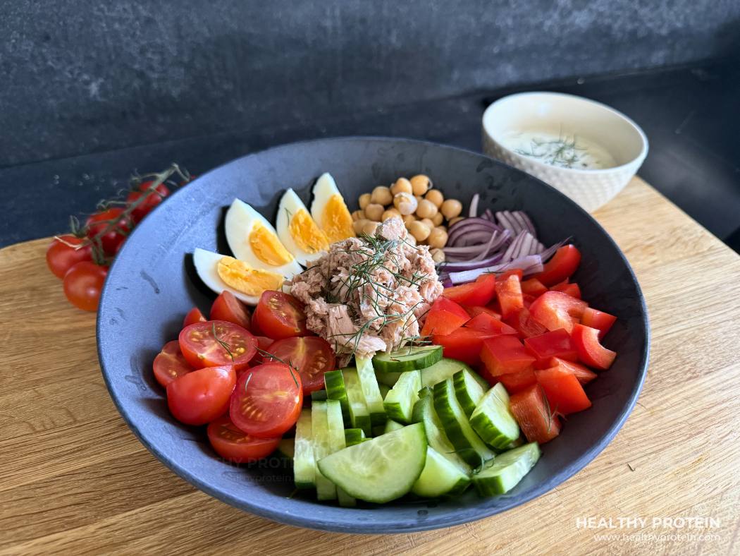 värske tuunikala salat munaga kausis ilusalt pandud