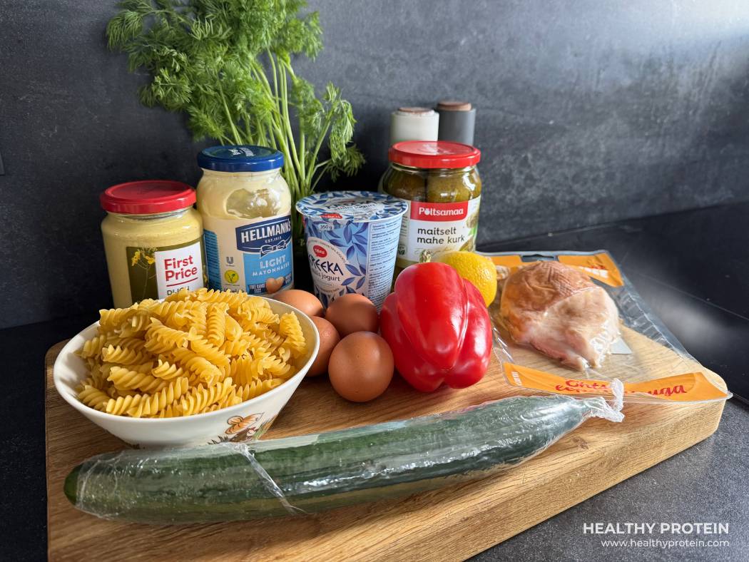 Suitsukanasalati koostisosad: makaronid, kurk, paprika, muna, hapukurk, majonees ja sinep