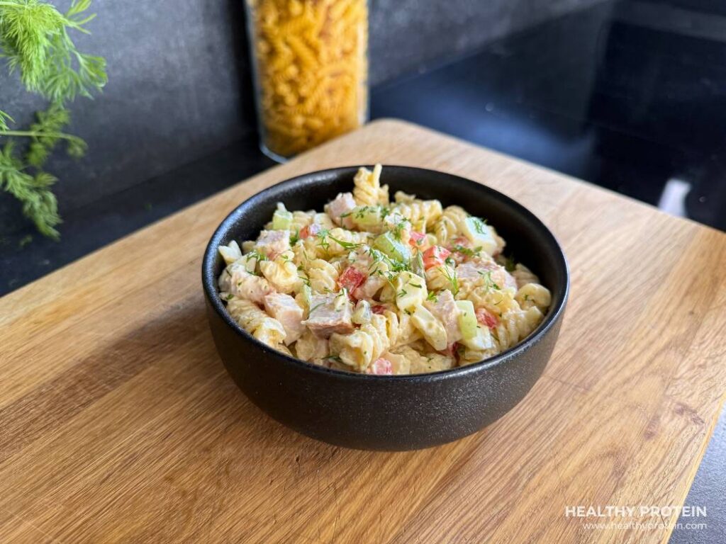 Valgurikas Suitsukana makaronisalat kurgi, paprika, pasta ja munaga mustas kausis