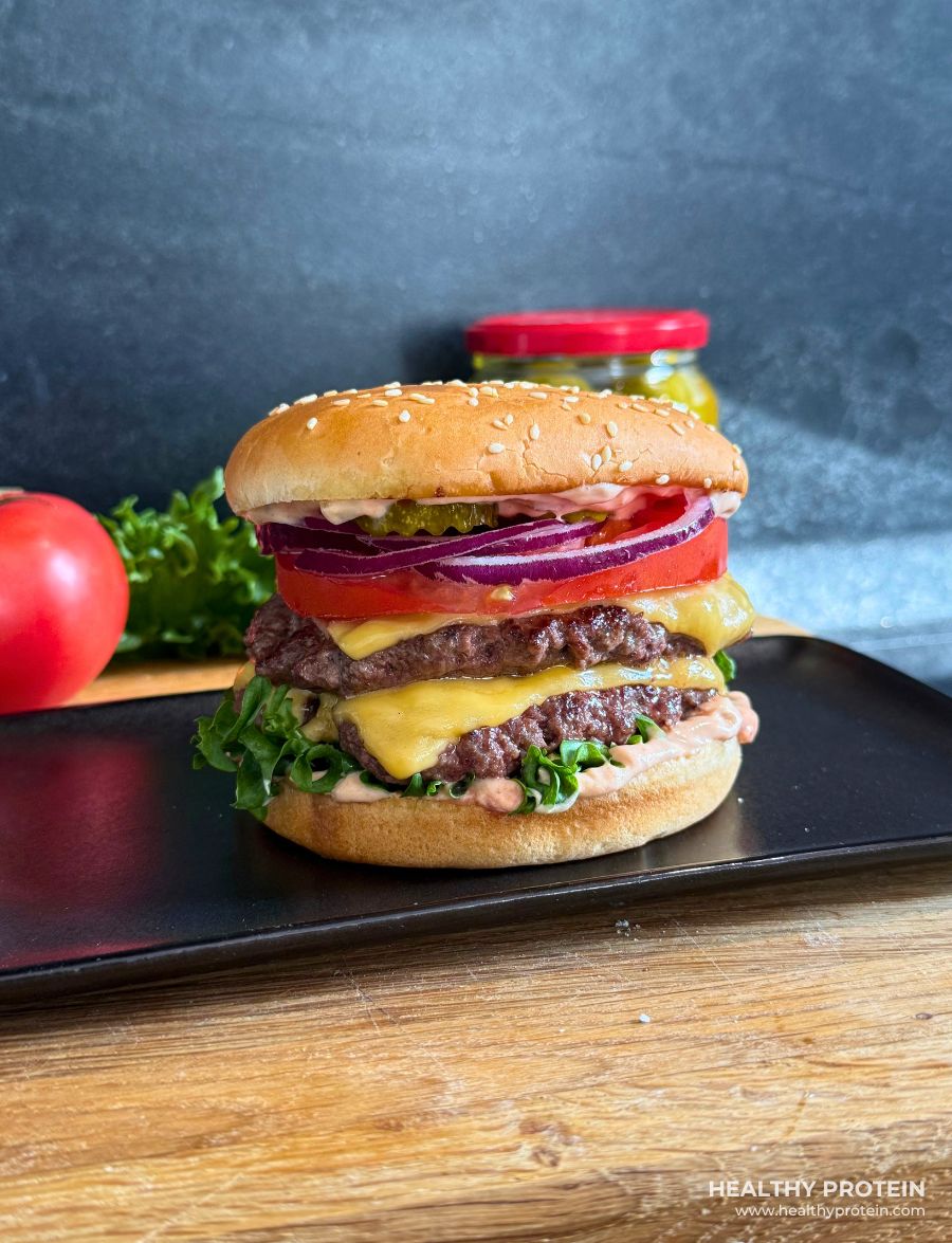 Mahlane kodune juustuburger kahe veiselihapihvi, cheddari ja värskete köögiviljadega