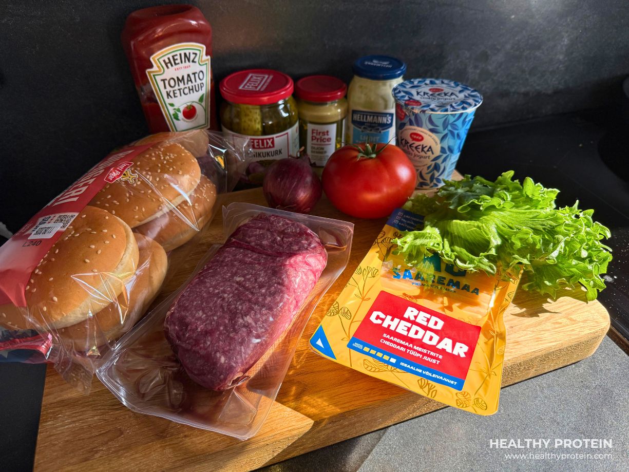 Klassikalise burgeri koostisosad: veisehakkliha, kuklid, cheddar, köögiviljad ja burgerikaste
