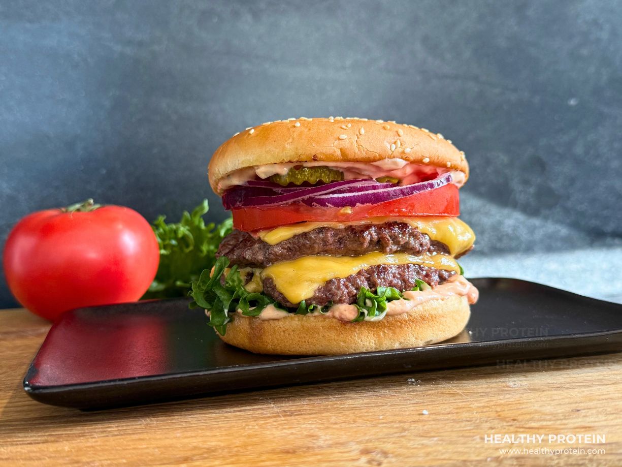 Kodune veiselihaburger sulanud cheddari, tomati, sibula, salati ja kreemise burgerikastmega